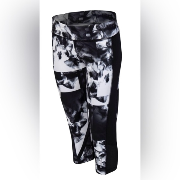 NWOT, Reebok, Workout Ready Smoke Print
Capri, Medium, Black & White 🏃♀️➡️ - Picture 4 of 11
